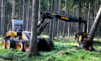 Metsas töötav harvester